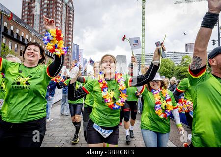 ROTTERDAM - die Teilnehmer des Roparun, einem Staffelrennen für wohltätige Zwecke, beenden auf der Binnenrotte. Die teilnehmenden Teams haben während des Pfingstwochenendes über 500 Kilometer zurückgelegt. Damit sammelten sie Geld für Projekte, die das Leben von Krebspatienten erträglicher machen sollen. ANP ROBIN UTRECHT niederlande raus - belgien raus Stockfoto