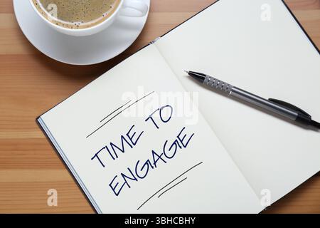 Zeit, den Satz in Notizbuch und Kaffee auf Holztisch einzubinden, Draufsicht Stockfoto