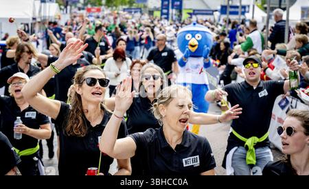 ROTTERDAM - die Teilnehmer des Roparun, einem Staffelrennen für wohltätige Zwecke, beenden auf der Binnenrotte. Die teilnehmenden Teams haben während des Pfingstwochenendes über 500 Kilometer zurückgelegt. Damit sammelten sie Geld für Projekte, die das Leben von Krebspatienten erträglicher machen sollen. ANP ROBIN UTRECHT niederlande raus - belgien raus Stockfoto