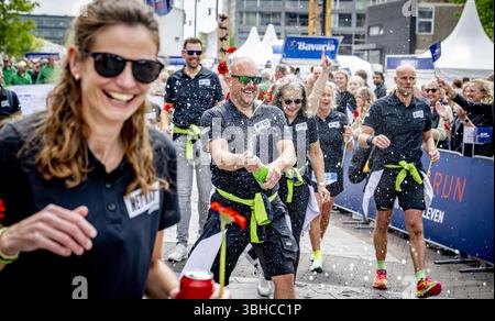 ROTTERDAM - die Teilnehmer des Roparun, einem Staffelrennen für wohltätige Zwecke, beenden auf der Binnenrotte. Die teilnehmenden Teams haben während des Pfingstwochenendes über 500 Kilometer zurückgelegt. Damit sammelten sie Geld für Projekte, die das Leben von Krebspatienten erträglicher machen sollen. ANP ROBIN UTRECHT niederlande raus - belgien raus Stockfoto