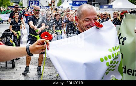 ROTTERDAM - die Teilnehmer des Roparun, einem Staffelrennen für wohltätige Zwecke, beenden auf der Binnenrotte. Die teilnehmenden Teams haben während des Pfingstwochenendes über 500 Kilometer zurückgelegt. Damit sammelten sie Geld für Projekte, die das Leben von Krebspatienten erträglicher machen sollen. ANP ROBIN UTRECHT niederlande raus - belgien raus Stockfoto