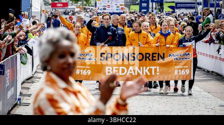 ROTTERDAM - die Teilnehmer des Roparun, einem Staffelrennen für wohltätige Zwecke, beenden auf der Binnenrotte. Die teilnehmenden Teams haben während des Pfingstwochenendes über 500 Kilometer zurückgelegt. Damit sammelten sie Geld für Projekte, die das Leben von Krebspatienten erträglicher machen sollen. ANP ROBIN UTRECHT niederlande raus - belgien raus Stockfoto