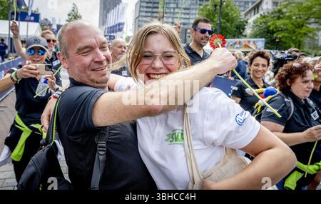 ROTTERDAM - die Teilnehmer des Roparun, einem Staffelrennen für wohltätige Zwecke, beenden auf der Binnenrotte. Die teilnehmenden Teams haben während des Pfingstwochenendes über 500 Kilometer zurückgelegt. Damit sammelten sie Geld für Projekte, die das Leben von Krebspatienten erträglicher machen sollen. ANP ROBIN UTRECHT niederlande raus - belgien raus Stockfoto