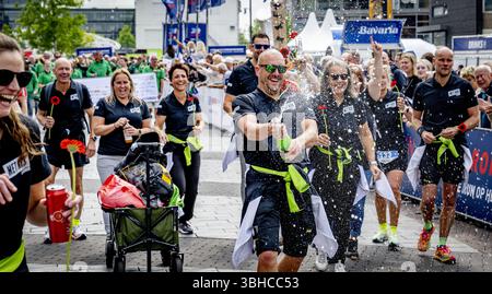 ROTTERDAM - die Teilnehmer des Roparun, einem Staffelrennen für wohltätige Zwecke, beenden auf der Binnenrotte. Die teilnehmenden Teams haben während des Pfingstwochenendes über 500 Kilometer zurückgelegt. Damit sammelten sie Geld für Projekte, die das Leben von Krebspatienten erträglicher machen sollen. ANP ROBIN UTRECHT niederlande raus - belgien raus Stockfoto