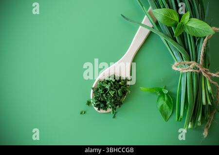 Blick von oben auf getrocknete Kräuter und frische grüne Zwiebeln. Stockfoto
