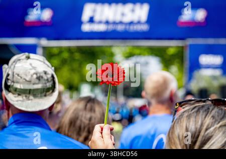 ROTTERDAM - die Teilnehmer des Roparun, einem Staffelrennen für wohltätige Zwecke, beenden auf der Binnenrotte. Die teilnehmenden Teams haben während des Pfingstwochenendes über 500 Kilometer zurückgelegt. Damit sammelten sie Geld für Projekte, die das Leben von Krebspatienten erträglicher machen sollen. ANP ROBIN UTRECHT niederlande raus - belgien raus Stockfoto
