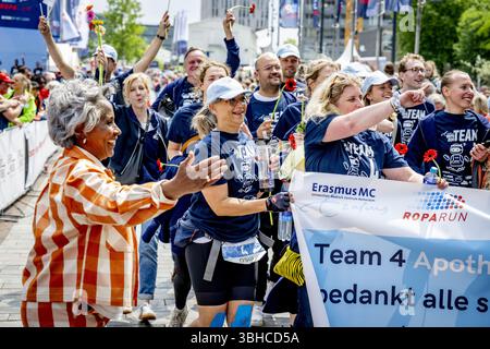 ROTTERDAM - die Teilnehmer des Roparun, einem Staffelrennen für wohltätige Zwecke, beenden auf der Binnenrotte. Die teilnehmenden Teams haben während des Pfingstwochenendes über 500 Kilometer zurückgelegt. Damit sammelten sie Geld für Projekte, die das Leben von Krebspatienten erträglicher machen sollen. ANP ROBIN UTRECHT niederlande raus - belgien raus Stockfoto