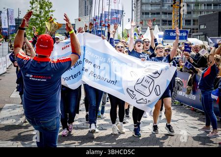 ROTTERDAM - die Teilnehmer des Roparun, einem Staffelrennen für wohltätige Zwecke, beenden auf der Binnenrotte. Die teilnehmenden Teams haben während des Pfingstwochenendes über 500 Kilometer zurückgelegt. Damit sammelten sie Geld für Projekte, die das Leben von Krebspatienten erträglicher machen sollen. ANP ROBIN UTRECHT niederlande raus - belgien raus Stockfoto