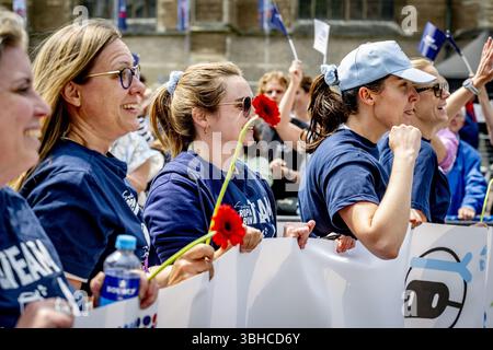 ROTTERDAM - die Teilnehmer des Roparun, einem Staffelrennen für wohltätige Zwecke, beenden auf der Binnenrotte. Die teilnehmenden Teams haben während des Pfingstwochenendes über 500 Kilometer zurückgelegt. Damit sammelten sie Geld für Projekte, die das Leben von Krebspatienten erträglicher machen sollen. ANP ROBIN UTRECHT niederlande raus - belgien raus Stockfoto