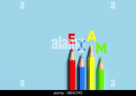 Prüfungstext mit farbigen Bleistiften auf hellblauem Hintergrund, der Schultest, die Prüfungsvorbereitung, die Ablegung einer Prüfung oder die Rückkehr zur Schule angibt Stockfoto