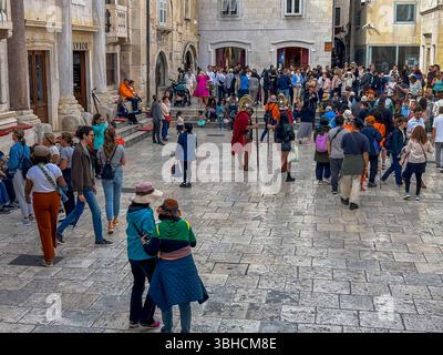 Split, Dalmatinische Küste, Kroatien. Peristyle oder Perestil Square. Das historische Zentrum von Split ist ein UNESCO-Weltkulturerbe. Menschenmenge, Touristen Stockfoto