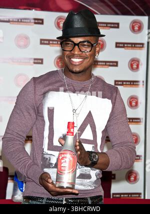 Ne-Yo in der Malibu Red Bottle Unterzeichnung im PA Wine & Spirits Store in Philadelphia - 01. Mai 2012 Stockfoto