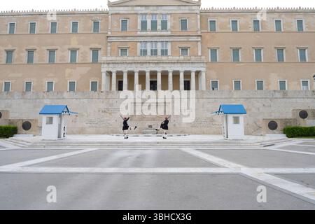 Athen, Griechenland. April 2025. Ablösung der Evzones Military Guard am Grab des unbekannten Soldaten vor dem hellenischen Parlament in Athen Stockfoto
