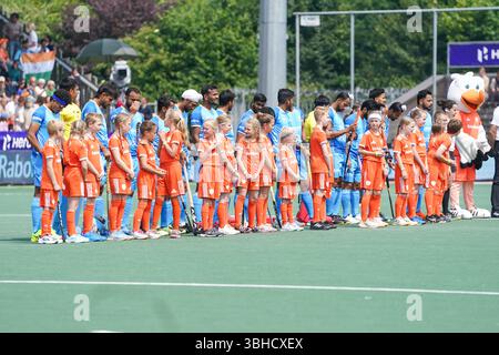AMSTERDAM, NIEDERLANDE - 9. JUNI: Spieler von Indien in der Besetzung, Dilpreet Singh von Indien, Jarmanpreet Singh von Indien, Abhishek von Indien, Manpreet Singh von Indien, Hardik Singh von Indien, Mandeep Singh von Indien, Krishan Bahadur Pathak von Indien, Harmanpreet Singh von Indien, Kumar Lalit Upadyay von Indien, Sanjeep Nilam Xess von Indien, Sukanh von Indien, Indien, Nilanh von Indien, Indien, Nilanh von Indien, Indien, Sukanh von Indien Vivek Sagar Prasad aus Indien, Sukhjeet Singh aus Indien, Yashdeep Siwach aus Indien, Sanjay aus Indien, Suraj Karkera aus Indien, Singh Raji Stockfoto