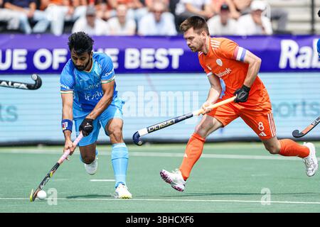 AMSTERDAM, NIEDERLANDE - 9. JUNI: Manpreet Singh von Indien kämpft im Wagener Stadion am 9. Juni 2025 in Amsterdam gegen Thierry Brinkman aus den Niederlanden während des Spiels der FIH Hockey Pro League 2025 zwischen den Niederlanden und Indien. (Foto: Andre Weening/Orange Pictures) Stockfoto