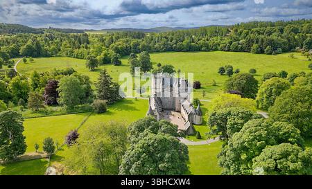 Castle Fraser Aberdeenshire Schottland das Gebäude und der Innenhof sind im Frühsommer von Bäumen, Feldern und Rasenflächen umgeben Stockfoto