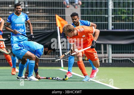 AMSTERDAM, NIEDERLANDE - 9. JUNI: Manpreet Singh von Indien kämpft im Wagener Stadion am 9. Juni 2025 in Amsterdam gegen Justen Blok aus den Niederlanden während des Spiels der FIH Hockey Pro League 2025. (Foto: Andre Weening/Orange Pictures) Stockfoto