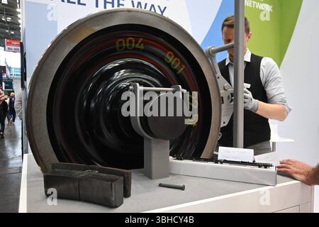 Messe München. Die Transportlogistik ist die weltweit größte Fachmesse für Logistik, Mobilität, IT und Supply Chain Management. Foto: Messestand im Bereich Zug- und Bahn-Technik. Hier wird ein Radreifen überprüft. Er besteht aus geschmiedeten oder gewalzten Stahl und wird auf den Radkörper aufgeschrumpft und mit einem Sprengring gesichert *** die Messe München Transport Logistic ist die weltweit größte Fachmesse für Logistik, Mobilität, IT und Supply Chain Management Foto vom Messestand im Bereich Bahn- und Bahntechnik hier wird ein Radreifen geprüft Er ist aus geschmiedeten oder gewalzten s gefertigt Stockfoto
