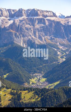 Italien, Landschaft Seceda herbstlicher Bergblick, Fuß der Geißler Gruppe, Gröden in der Nähe der Stadt St. Ulrich Stockfoto