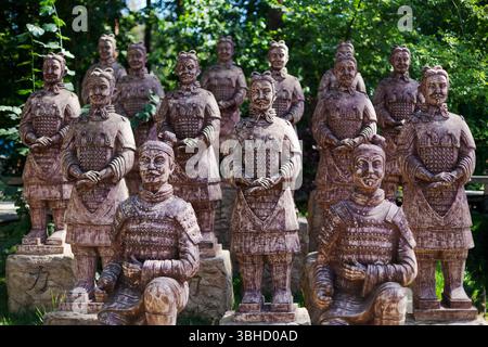 Eine Gruppe von Kriegerstatuen steht in einer Reihe. Sie tragen alle Rüstungen und halten Schwerter Stockfoto