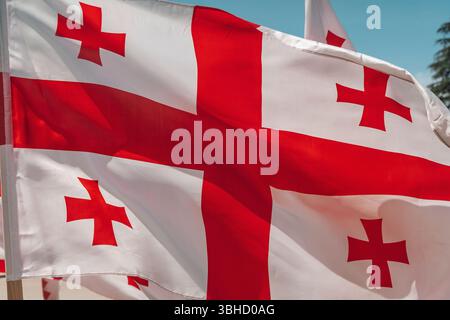 Die georgische Nationalflagge winkt im Wind. Hochwertige Fotos Stockfoto