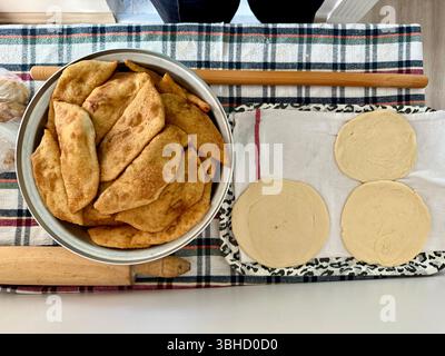 Hände Rollen Blätterteig Phyllo Teig, Arbeitsprozess der traditionellen hausgemachten Chebureki oder Bohrek Bürek Stockfoto