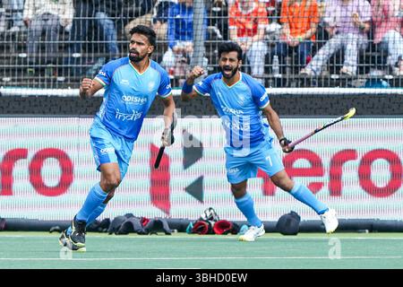 AMSTERDAM, NIEDERLANDE - 9. JUNI: Abhishek von Indien feiert nach seinem ersten Tor Manpreet Singh von Indien während des Spiels der FIH Hockey Pro League 2025 zwischen den Niederlanden und Indien im Wagener Stadion am 9. Juni 2025 in Amsterdam, Niederlande. (Foto: Andre Weening/Orange Pictures) Stockfoto