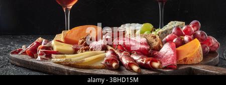 Antipasti- oder Tapas-Panorama. Wurst- und Käseplatte. Spanische und italienische Gourmetgerichte und -Getränke, Delikatessen Stockfoto