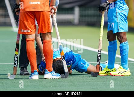 AMSTERDAM, NIEDERLANDE - 9. JUNI: Manpreet Singh aus Indien wurde beim Spiel der FIH Hockey Pro League 2025 im Wagener Stadion am 9. Juni 2025 in Amsterdam verletzt. (Foto: Andre Weening/Orange Pictures) Stockfoto