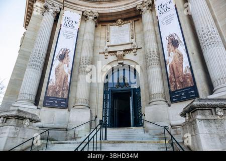 Paris, Frankreich - 23. Februar 2025: Außenansicht des Grand Palais mit der Modeschau Dolce Gabbana Stockfoto