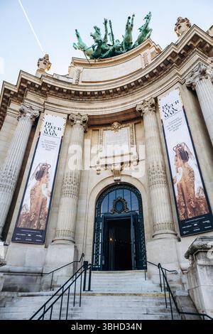 Paris, Frankreich - 23. Februar 2025: Außenansicht des Grand Palais mit der Modeschau Dolce Gabbana Stockfoto