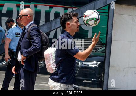 Portugal. Juni 2025. Der portugiesische Mittelfeldspieler Pedro Goncalves trifft am 9. Juni 2025 am Flughafen von Lissabon ein, einen Tag nach seinem Sieg gegen Spanien im Finale der UEFA Nations League in Deutschland. Portugal Team kommt zum Flughafen Lissabon (Valter Gouveia/SPP) Credit: SPP Sport Pressefoto. /Alamy Live News Stockfoto