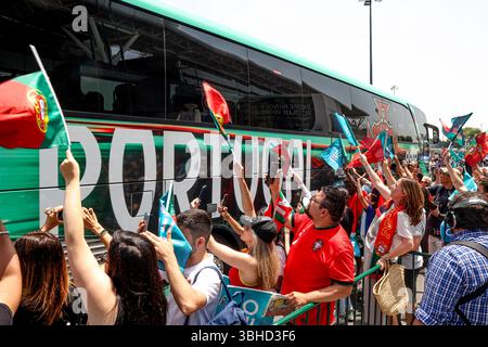Portugal. Juni 2025. Die Fans jubeln, als der portugiesische Mannschaftsbus am 9. Juni 2025 den Flughafen von Lissabon verlässt, einen Tag nach ihrem Sieg gegen Spanien im Finale der UEFA Nations League in Deutschland. Portugal Team kommt zum Flughafen Lissabon (Valter Gouveia/SPP) Credit: SPP Sport Pressefoto. /Alamy Live News Stockfoto