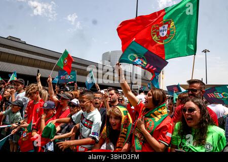 Portugal. Juni 2025. Die Fans warten darauf, dass das portugiesische Team am 9. Juni 2025 am Flughafen von Lissabon eintrifft, einen Tag nach dem Sieg gegen Spanien im Finale der UEFA Nations League in Deutschland. Portugal Team kommt zum Flughafen Lissabon (Valter Gouveia/SPP) Credit: SPP Sport Pressefoto. /Alamy Live News Stockfoto