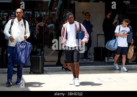 Portugal. Juni 2025. Der portugiesische Verteidiger Nuno Mendes trifft am 9. Juni 2025 auf dem Flughafen von Lissabon ein, einen Tag nach dem Sieg gegen Spanien im Finale der UEFA Nations League in Deutschland. Portugal Team kommt zum Flughafen Lissabon (Valter Gouveia/SPP) Credit: SPP Sport Pressefoto. /Alamy Live News Stockfoto