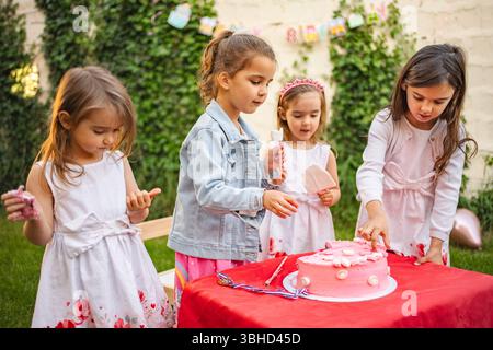 Wir feiern eine fröhliche Geburtstagsparty mit Freunden im Freien Stockfoto