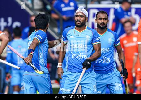 Amsterdam, Niederlande. Juni 2025. AMSTERDAM, NIEDERLANDE - 9. JUNI: Jugraj Singh aus Indien feiert nach dem zweiten Tor seines Teams, Manpreet Singh aus Indien, Sukhjeet Singh aus Indien während des Spiels der FIH Hockey Pro League 2025 zwischen den Niederlanden und Indien am 9. Juni 2025 im Wagener Stadion in Amsterdam, Niederlande. (Foto von Andre Weening/Orange Pictures) Credit: Orange Pics BV/Alamy Live News Stockfoto