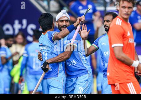 Amsterdam, Niederlande. Juni 2025. AMSTERDAM, NIEDERLANDE - 9. JUNI: Jugraj Singh aus Indien feiert nach seinem zweiten Tor Manpreet Singh aus Indien während des Spiels der FIH Hockey Pro League 2025 zwischen den Niederlanden und Indien im Wagener Stadion am 9. Juni 2025 in Amsterdam, Niederlande. (Foto von Andre Weening/Orange Pictures) Credit: Orange Pics BV/Alamy Live News Stockfoto