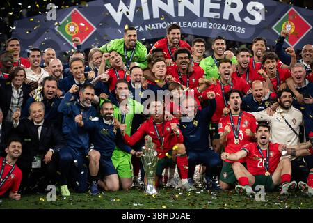 München, Deutschland. Juni 2025. MÜNCHEN, DEUTSCHLAND - 08. JUNI: Cristiano Ronaldo von der portugiesischen Nationalmannschaft hebt die Trophäe und feiert auf der Bühne unter den Spielern Rodrigo Mora, Vitinha, Goncalo Ramos während des Endspiels der UEFA Nations League 2025 zwischen der portugiesischen Nationalmannschaft und der spanischen Nationalmannschaft in der Münchner Fußballarena am 08. Juni 2025 in München. Foto Sebastian Frej Credit: SFSI /Alamy Live News Stockfoto