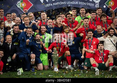 München, Deutschland. Juni 2025. MÜNCHEN, DEUTSCHLAND - 08. JUNI: Cristiano Ronaldo von der portugiesischen Nationalmannschaft hebt die Trophäe und feiert auf der Bühne unter den Spielern Rodrigo Mora, Vitinha, Goncalo Ramos während des Endspiels der UEFA Nations League 2025 zwischen der portugiesischen Nationalmannschaft und der spanischen Nationalmannschaft in der Münchner Fußballarena am 08. Juni 2025 in München. Foto Sebastian Frej Credit: SFSI /Alamy Live News Stockfoto