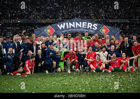 München, Deutschland. Juni 2025. MÜNCHEN, DEUTSCHLAND - 08. JUNI: Cristiano Ronaldo von der portugiesischen Nationalmannschaft hebt die Trophäe und feiert auf der Bühne unter den Spielern Rodrigo Mora, Vitinha, Goncalo Ramos während des Endspiels der UEFA Nations League 2025 zwischen der portugiesischen Nationalmannschaft und der spanischen Nationalmannschaft in der Münchner Fußballarena am 08. Juni 2025 in München. Foto Sebastian Frej Credit: SFSI /Alamy Live News Stockfoto