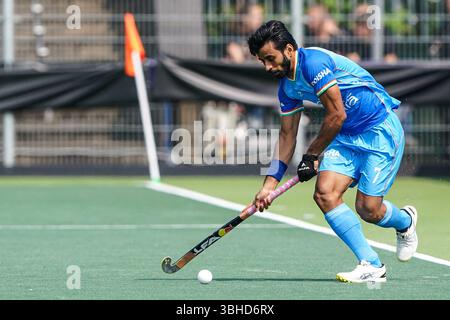AMSTERDAM, NIEDERLANDE - 9. JUNI: Manpreet Singh aus Indien spielt mit dem Ball während des Spiels der FIH Hockey Pro League 2025 zwischen den Niederlanden und Indien am 9. Juni 2025 im Wagener Stadion in Amsterdam. (Foto: Andre Weening/Orange Pictures) Stockfoto