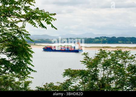Ein Passagierschiff in der Bucht neben der Sandspieße El Puntal, das den Hafen von Santander Cantabria Spanien Europa verlässt Stockfoto