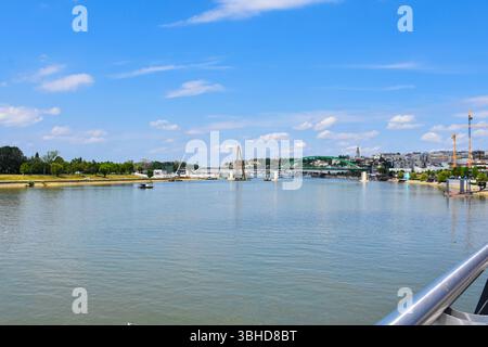 Der von Kränen und Maschinen choreographierte Demontageprozess zur Neugestaltung der Skyline von Belgrad. Kalemegdan Festung im Hintergrund. Stockfoto