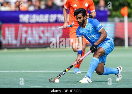 AMSTERDAM, NIEDERLANDE - 9. JUNI: Manpreet Singh aus Indien trifft den Ball während des Spiels der FIH Hockey Pro League 2025 zwischen den Niederlanden und Indien im Wagener Stadion am 9. Juni 2025 in Amsterdam. (Foto: Andre Weening/Orange Pictures) Stockfoto