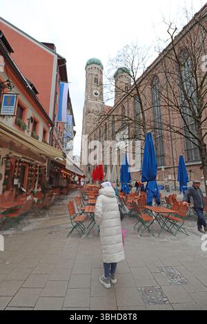 München, Deutschland - 20. Dezember 2023: Frauenkirche und die Straße der Stadt Stockfoto