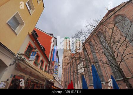 München, Deutschland - 20. Dezember 2023: Frauenkirche und die Straße der Stadt Stockfoto