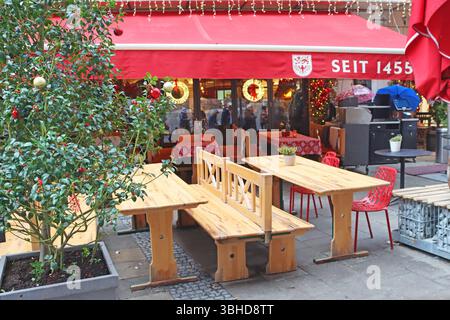 München, Deutschland - 20. Dezember 2023: Open-Air-Café im Winter Stockfoto