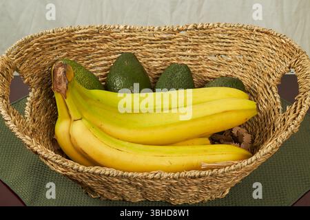 Kaliumreiche Avocados und Bananen in einem Korb! Stockfoto