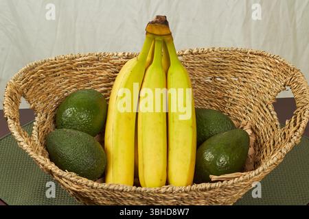 Kaliumreiche Avocados und Bananen in einem Korb! Stockfoto